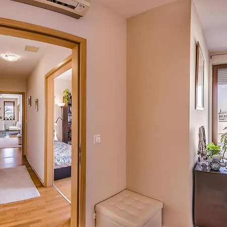 With Private 90 Sqm Rooftop, Free Parking And Air Condition 부다페스트