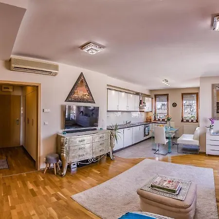 Appartement With Private 90 Sqm Rooftop, Free Parking And Air Condition Budapest