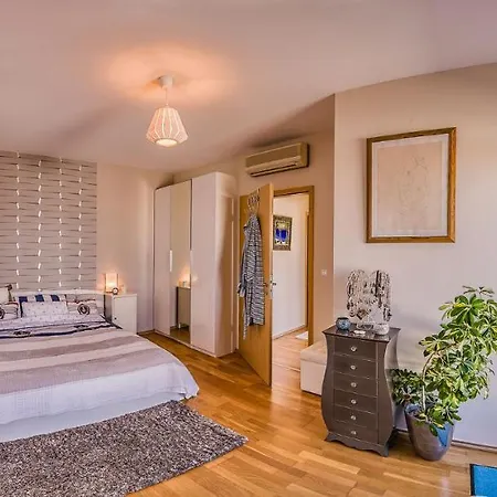 With Private 90 Sqm Rooftop, Free Parking And Air Condition * 부다페스트