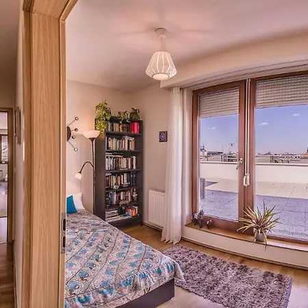 With Private 90 Sqm Rooftop, Free Parking And Air Condition Appartement