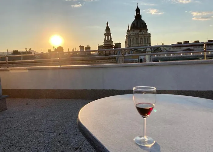 With Private 90 Sqm Rooftop, Free Parking And Air Condition Apartament Budapesta