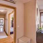 With Private 90 Sqm Rooftop, Free Parking And Air Condition בודפשט