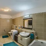 With Private 90 Sqm Rooftop, Free Parking And Air Condition דירה *