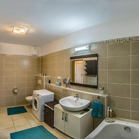 With Private 90 Sqm Rooftop, Free Parking And Air Condition 公寓 *
