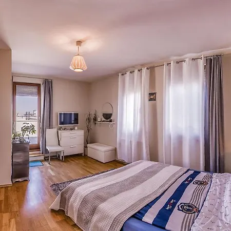 With Private 90 Sqm Rooftop, Free Parking And Air Condition * Budapešť