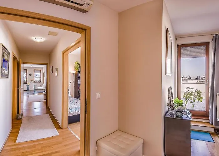 With Private 90 Sqm Rooftop, Free Parking And Air Condition Budapešť