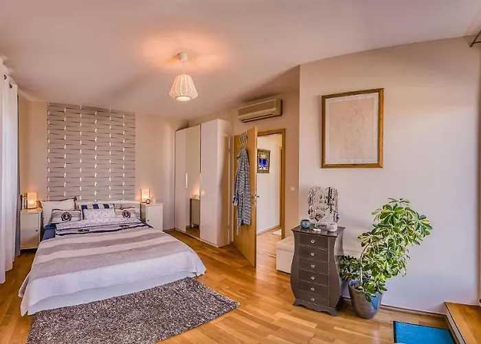 With Private 90 Sqm Rooftop, Free Parking And Air Condition * Budapešť