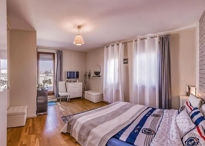With Private 90 Sqm Rooftop, Free Parking And Air Condition * Budapešť