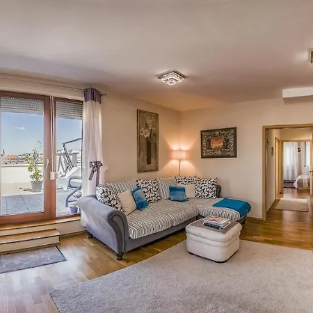 With Private 90 Sqm Rooftop, Free Parking And Air Condition * Budapeste