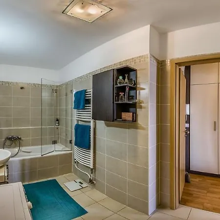 With Private 90 Sqm Rooftop, Free Parking And Air Condition Apartamento Budapeste