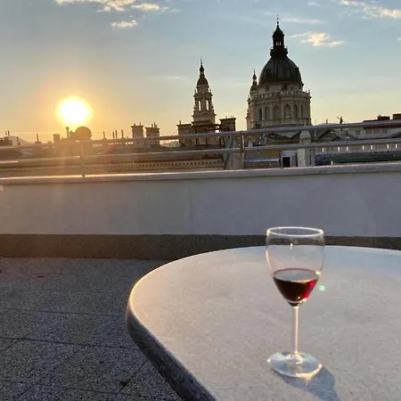 With Private 90 Sqm Rooftop, Free Parking And Air Condition Apartamento Budapeste