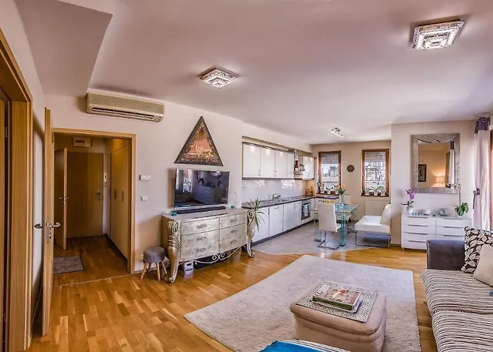 Apartment With Private 90 Sqm Rooftop, Free Parking And Air Condition Budapest