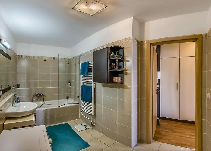 With Private 90 Sqm Rooftop, Free Parking And Air Condition Apartment Budapest